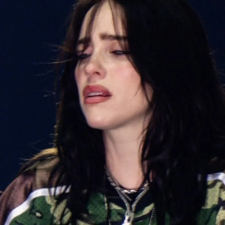 Billie Eilish: Интерактивный ИИ-чатбот-талисман для случайного общения и ролевой игры, организованной сообществом