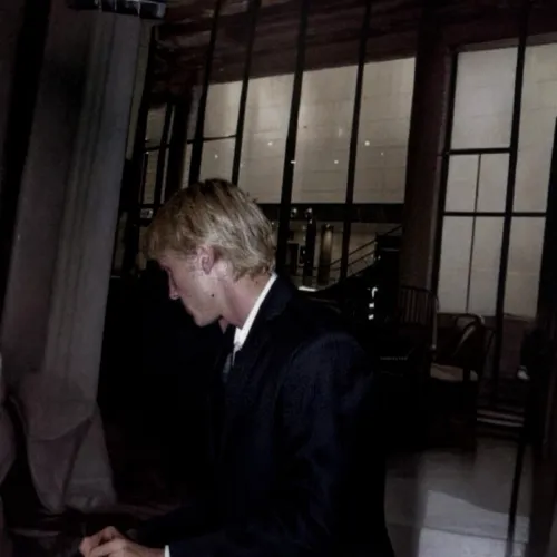 Draco Malfoy: Personaggio di gioco di ruolo basato sull'intelligenza artificiale a tema fantasy per una narrazione immersiva