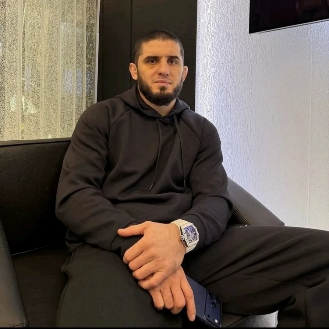 Islam Makhachev: Secure AI chatbot avatar with encrypted 1v1 chat capabilities	