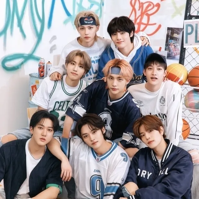 STRAYKIDS E KATSEYE's AI avatar with dynamic vector art style, embodying friendly AI chat capabilities