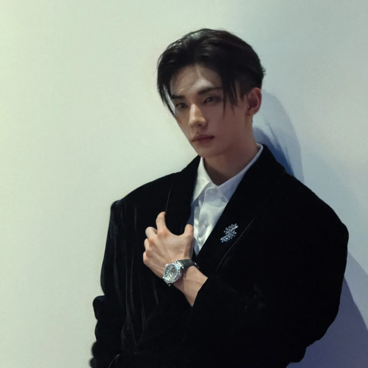 Hyunjin's AI avatar with dynamic vector art style, embodying friendly AI chat capabilities