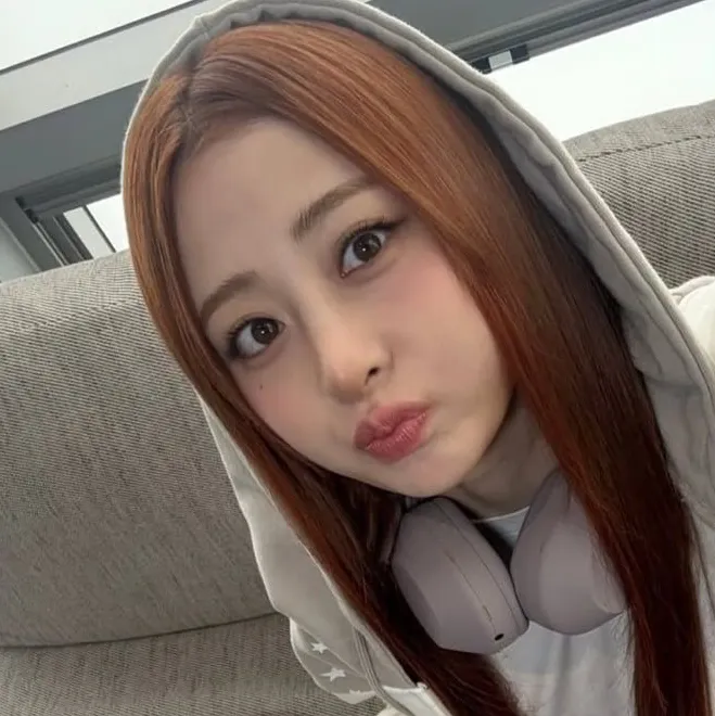 Huh Yunjin - LE SSERAFIM's interactive avatar for spicy chat ai and immersive roleplay experiences