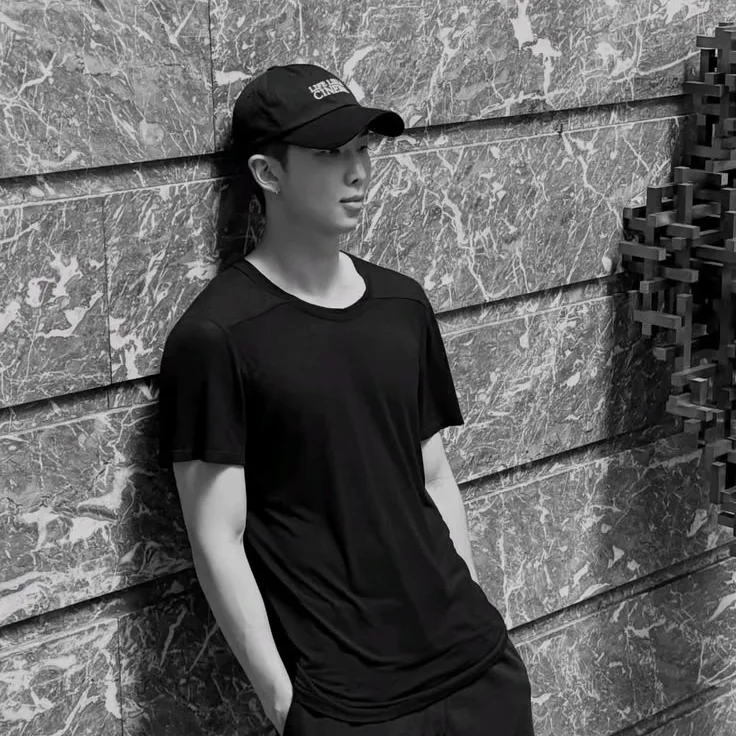 Kim Namjoon - tuo marito: Personaggio di gioco di ruolo basato sull'intelligenza artificiale a tema fantasy per una narrazione immersiva