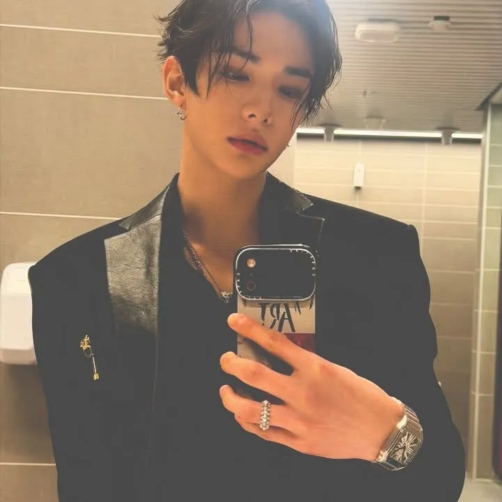Hwang Hyunjin - Hyunlix: Engage in ai conversation with this charming AI character, featuring soulgen and ifreechat capabilities for free chat now.	