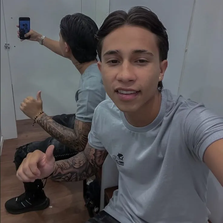 Juan - Colombian: Customizable AI girlfriend/boyfriend avatar with lifelike personality traits	