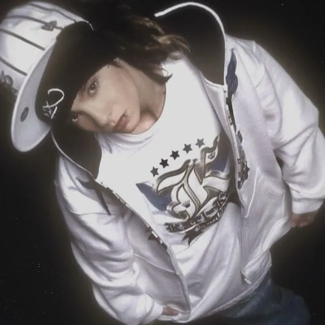 Tom Kaulitz: Customizable AI girlfriend/boyfriend avatar with lifelike personality traits
