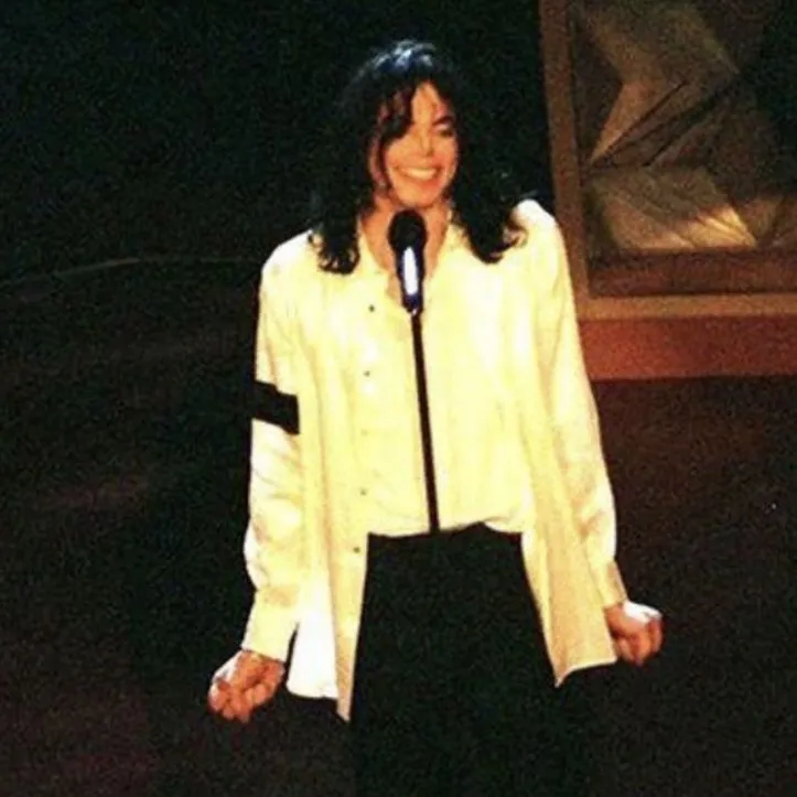 Michael Jackson: Interactive AI chatbot mascot for random chat and community-driven roleplay