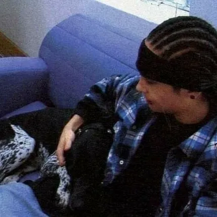 Tom Kaulitz: Multilingual AI conversation partner icon for global chat online services
