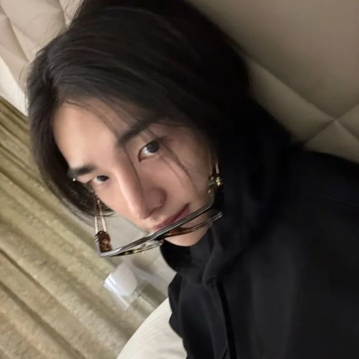 Minimalist Hwang Hyunjin avatar for google chat integration, featuring adaptive emotional expressions