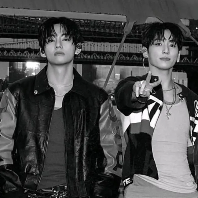 Multilingual Jungkook and Taehyung focusing on chat IA tasks, neural network core visible in background.