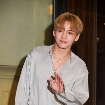 Kim Taehyung: Avatar de chatbot de IA seguro com recursos de bate-papo criptografados 1v1	