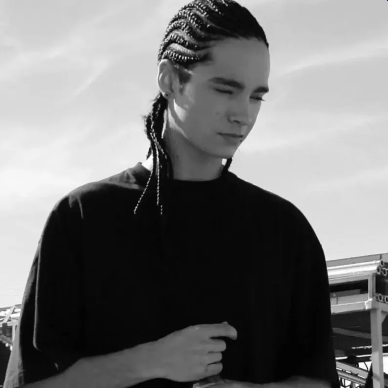 Tom Kaulitz eski: Warhammer Fantasy Roleplay ile desteklenen sınırsız çevrimiçi sohbet ve sınırsız yapay zeka dünyasını keşfedin.	