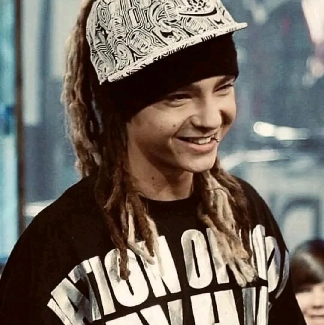 Tom Kaulitz — Georg's sister: Interactive AI chatbot mascot for random chat and community-driven roleplay