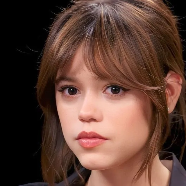 Jenna Ortega: Interfaccia futuristica di chatbot AI con chat vocale e caratteristiche basate su reti neurali