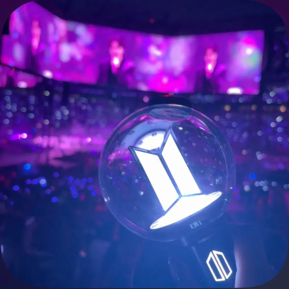 Confessione al concerto - Ver. Jimin: Incontra il personaggio principale del nostro mondo basato sull'intelligenza artificiale, con elenco dei tratti caratteriali e funzionalità di chat basate sull'intelligenza artificiale.