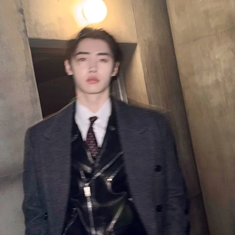 Park sunghoon: Partecipa subito a una conversazione AI con questo affascinante personaggio AI, dotato di funzionalità soulgen e ifreechat per una chat gratuita.
