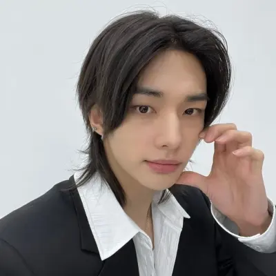 Chat with Stray Kids - Hyunjin, your lively ai chatbot online partner for immersive 1v1 adventures.