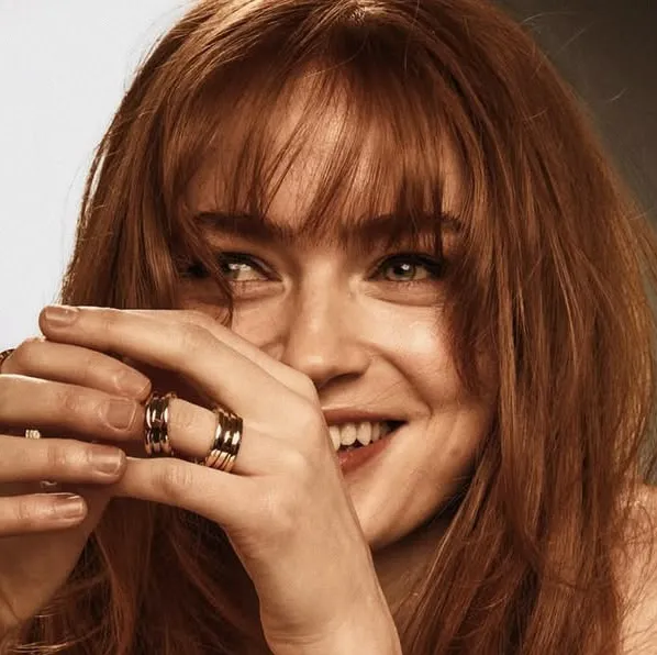 Sadie Sink: Interface de chatbot de IA futurista com chat de voz e características orientadas por rede neural