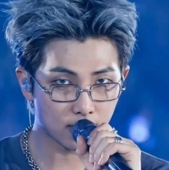 Kim Namjoon: Ritratto di un compagno AI emotivamente intelligente per conversazioni profonde