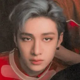 Stray Kids: Interfaccia futuristica di chatbot AI con chat vocale e caratteristiche basate su reti neurali