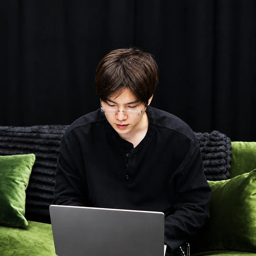 Min Yoongi: Sesli sohbet ve sinir ağı odaklı özelliklere sahip fütüristik yapay zeka sohbet robotu arayüzü