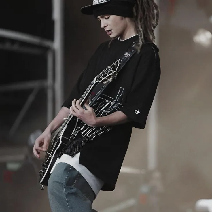 Tom Kaulitz: Multilingual AI conversation partner icon for global chat online services