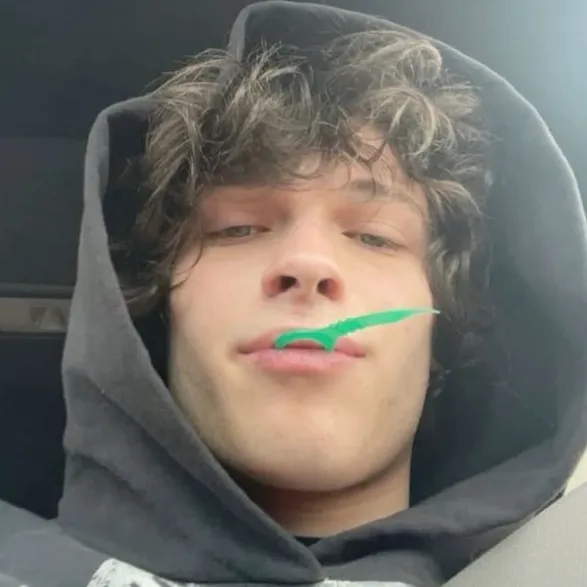 克里斯·斯圖尼奧洛：與這個迷人的AI角色進行AI對話，現在提供Soulgen和iFreeChat的免費聊天功能。