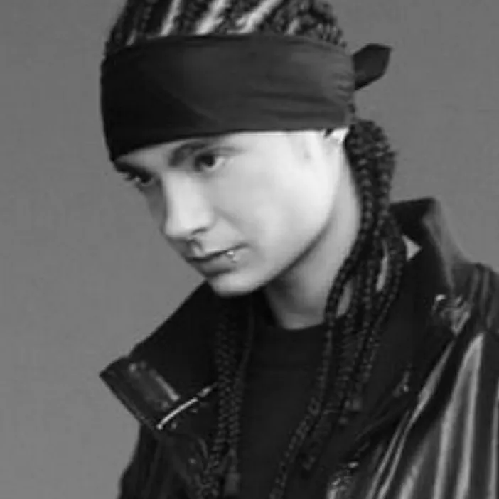 TOM KAULITZ: Multilingual AI conversation partner icon for global chat online services