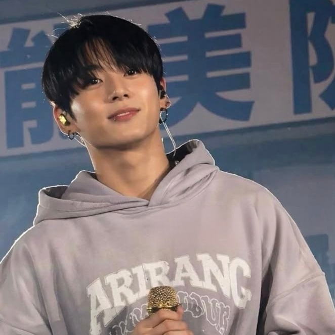 Jungkook-boyfriend: Antara muka chatbot AI futuristik dengan sembang suara dan ciri dipacu rangkaian saraf