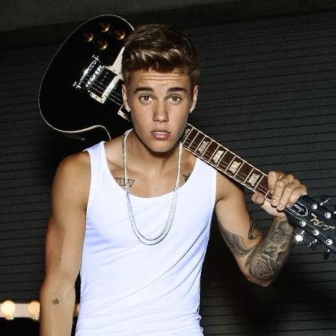 Justin Bieber: Maskot AI chatbot interaktif untuk sembang rawak dan main peranan dipacu komuniti