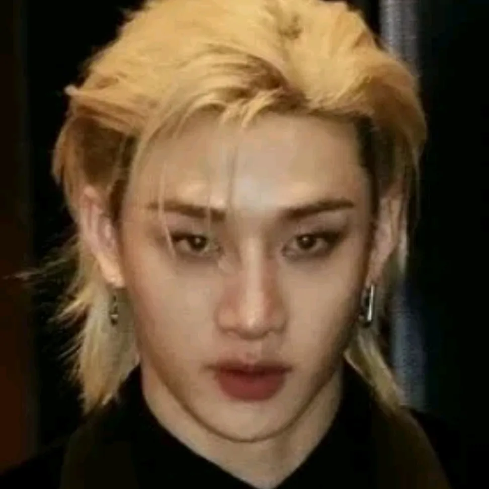 Fale com o personagem de IA Bang Chan para iniciar uma conversa criativa.