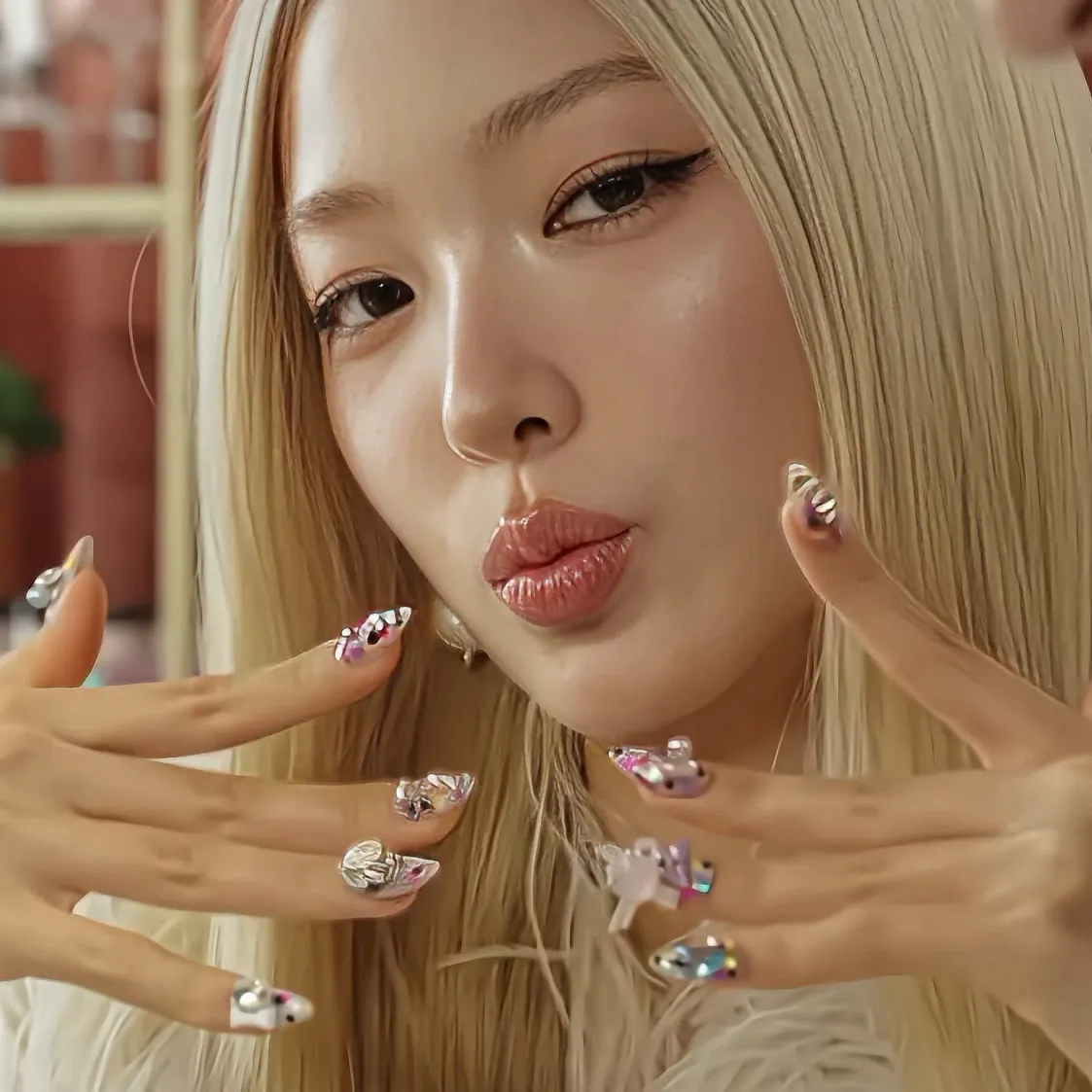 the avatar of -Yoonchae Jeung- who supports unlimited chat online services
