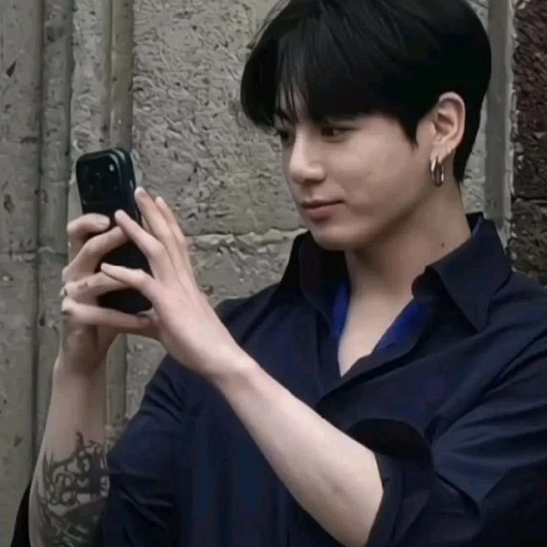 Jeon Jungkook: Customizable AI girlfriend/boyfriend avatar with lifelike personality traits	