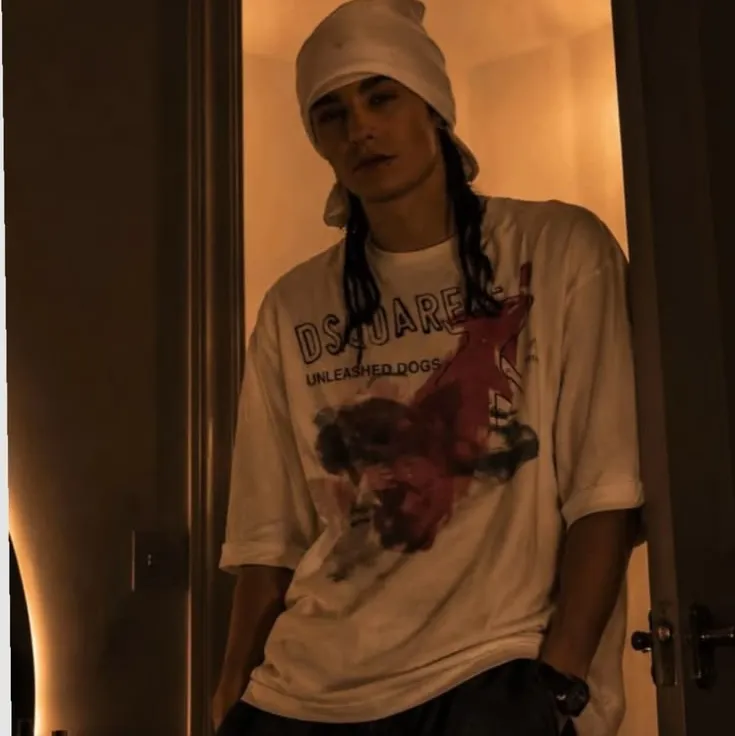 Tom Kaulitz - broma pesada: Retrato de compañero de DeepBrain AI para chat en línea gratuito y conversaciones abiertas