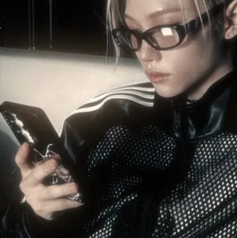 Multilingual Felix focusing on chat IA tasks, neural network core visible in background.