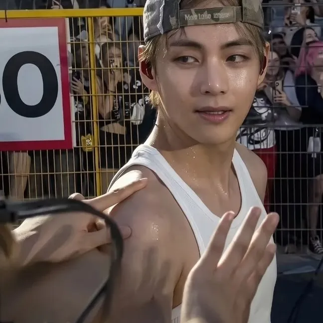 AI character Kim Taehyung (boyfriend)'s avatar for roleplay and 1v1 chat services