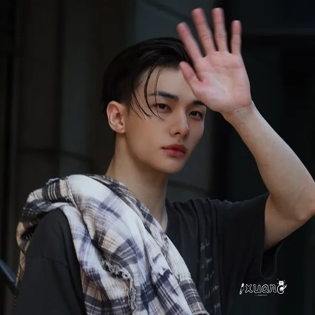 Hwang Hyunjin: Fantasy-themed AI roleplay character art for immersive storytelling