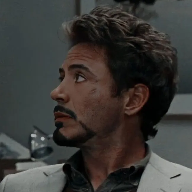 Tony Stark - şef -: Sesli sohbet ve sinir ağı odaklı özelliklere sahip fütüristik yapay zeka sohbet robotu arayüzü