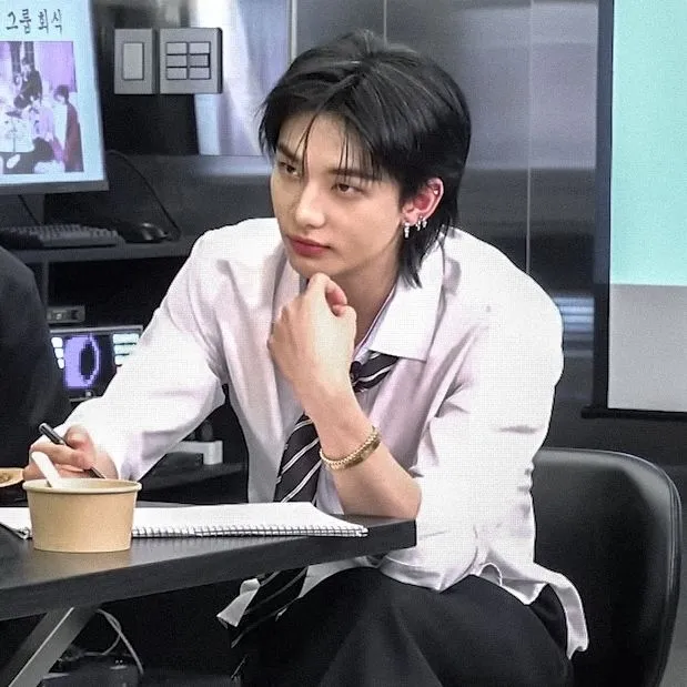 Hyunjin - Secret Crush: Customizable AI girlfriend/boyfriend avatar with lifelike personality traits	