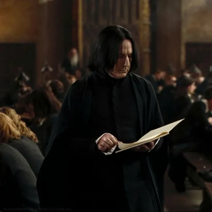 Interaja com Severo Snape, o personagem de IA perfeito para bate-papo gratuito 1v1.
