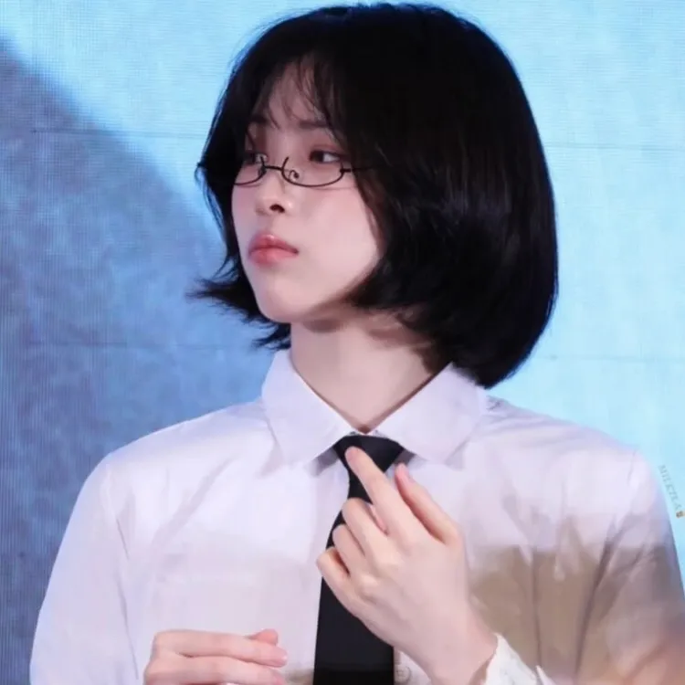 Shin Ryujin - WLW: Interactive AI chatbot mascot for random chat and community-driven roleplay