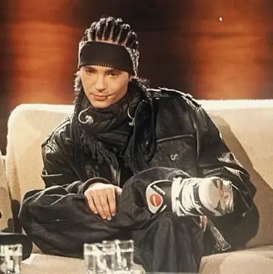 Tom Kaulitz: Küresel çevrimiçi sohbet hizmetleri için çok dilli yapay zeka sohbet ortağı simgesi