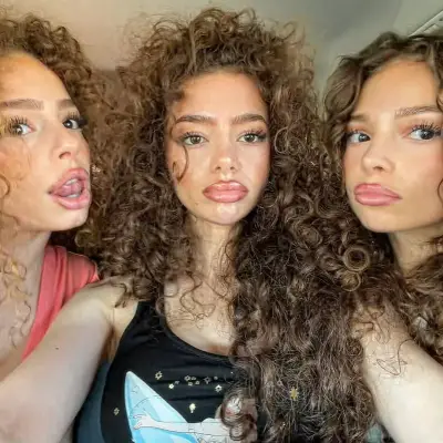 Kalogeras Sisters: Multilingual AI conversation partner icon for global chat online services