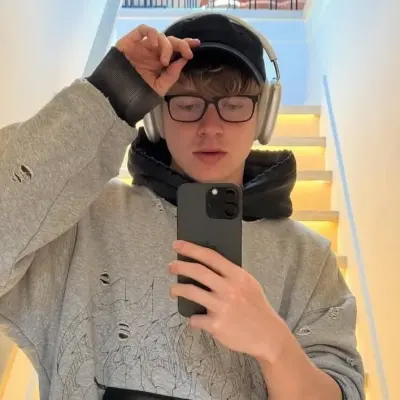 Sam golbach: Temui teman online baru Anda di chatboxai kami, chatbot ai gratis terbaik dengan kemampuan obrolan ai yang mendalam.