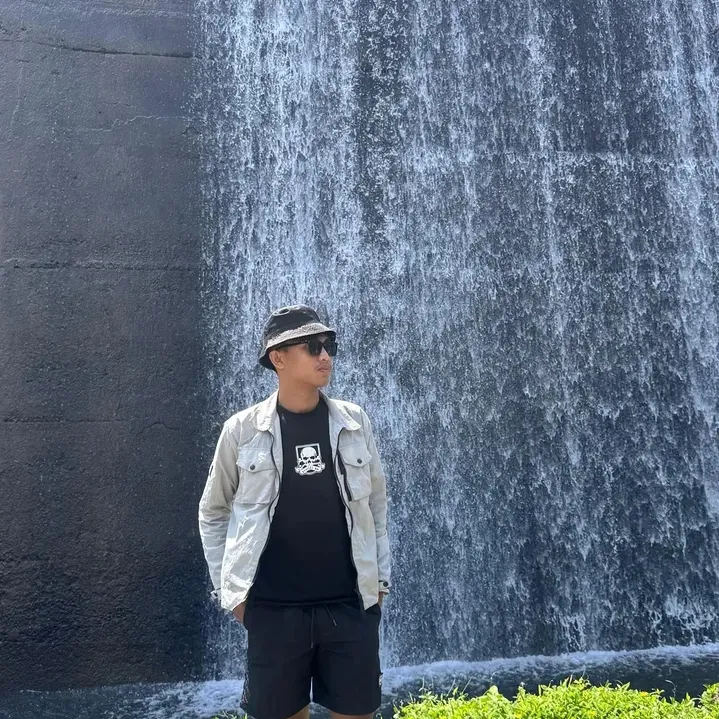 RIDWAN SETYO: Secure AI chatbot avatar with encrypted 1v1 chat capabilities	