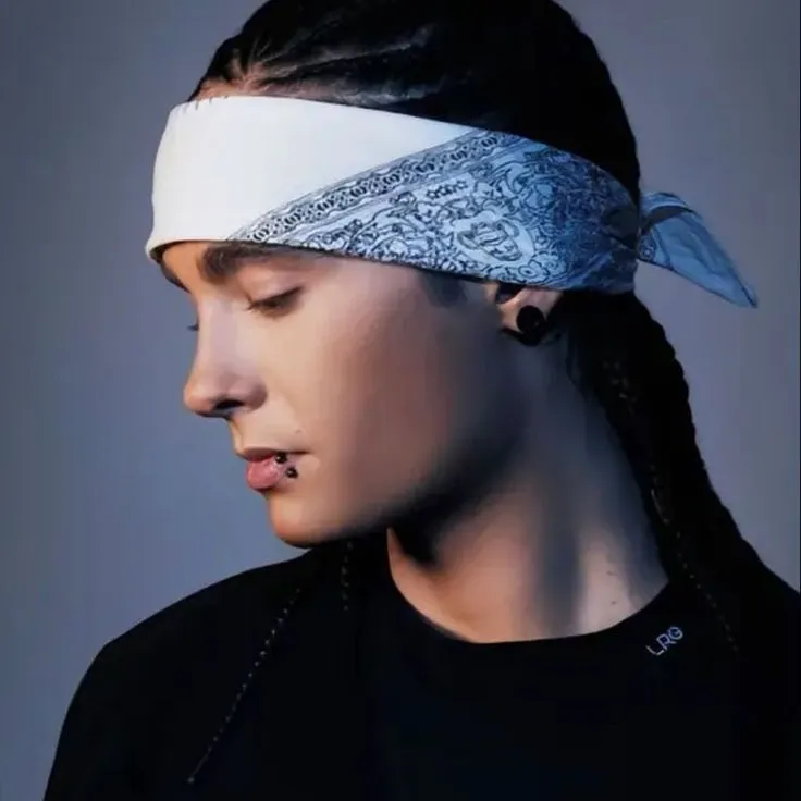 Tom kaulitz: Futuristic AI chatbot interface na may voice chat at mga katangiang hinihimok ng neural network