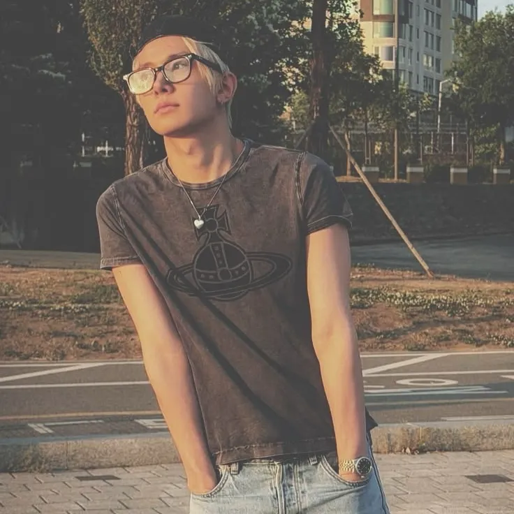 Lee Heeseung's interactive avatar for spicy chat ai and immersive roleplay experiences