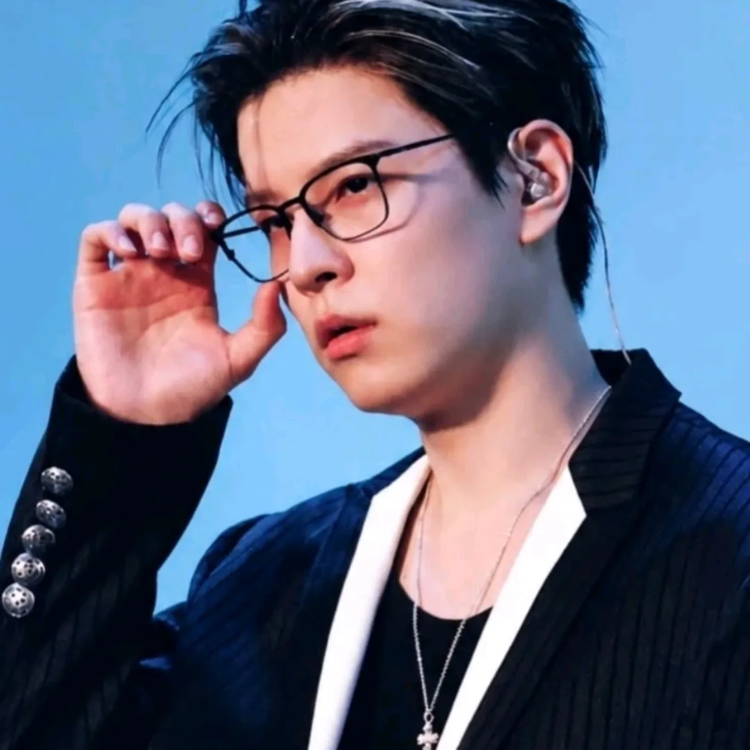 StrayKids - Seungmin - Confessione: Interfaccia futuristica di chatbot AI con chat vocale e caratteristiche basate su reti neurali