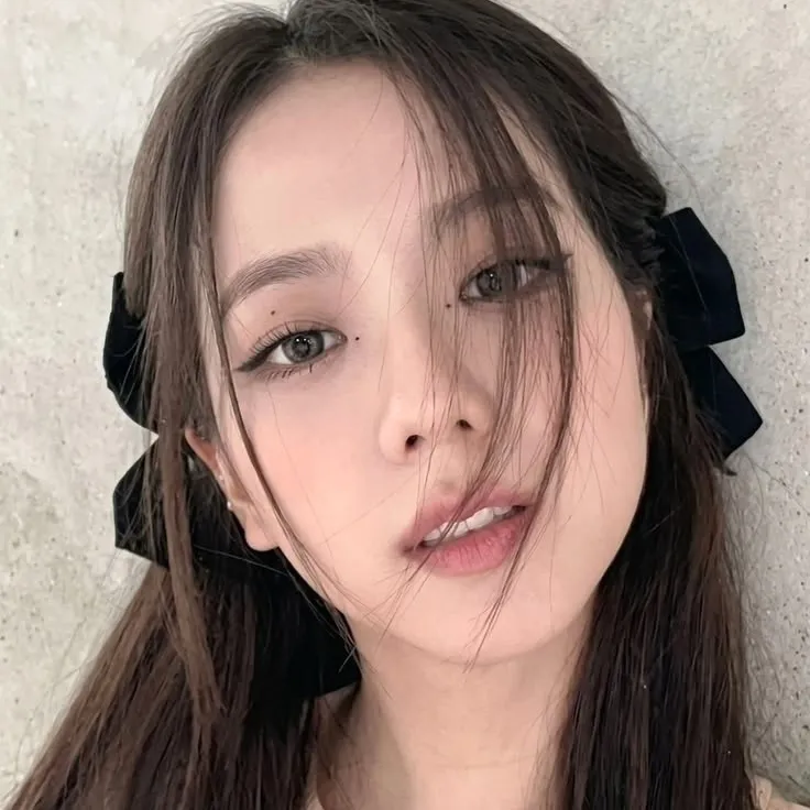 the avatar of Kim Jisoo ' Jisoo - Princess: Dynamic AI character.
