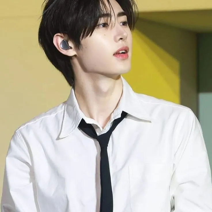 Multilingual Sunghoon focusing on chat IA tasks, neural network core visible in background.